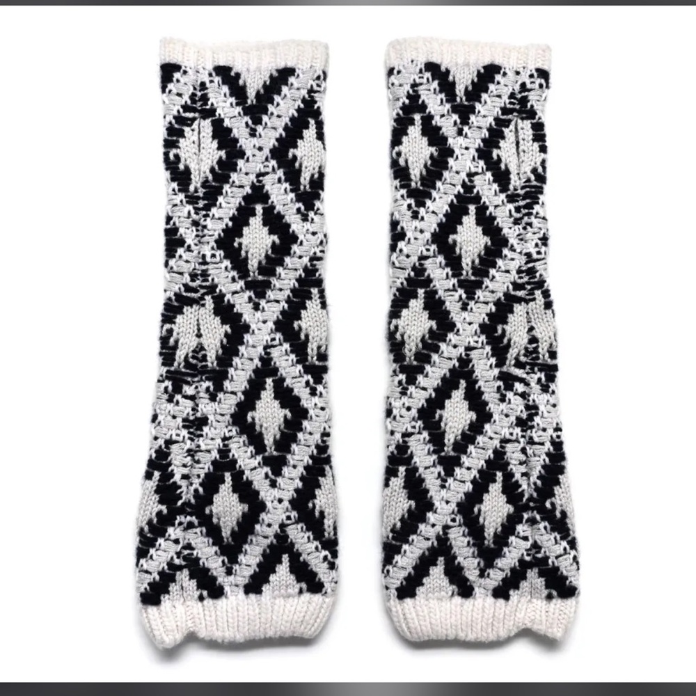 *Beautiful* Chanel - Navy & Grey Cashmere CC
Cable Knit - Fingerless Gloves - Picture 2 of 6